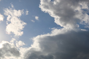 cielo azul con nubes blancas y negras