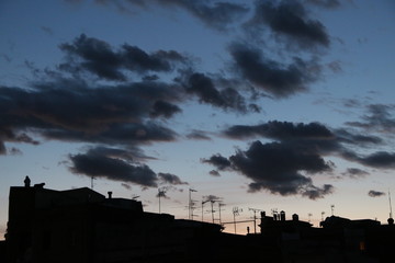 siluetas de la ciudad de noche  con nubes oscuras en el cielo