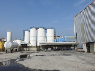 Obraz premium Pyrolyseanlage, Öl, Altreifen