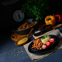 bulgur mit gebratenem fleisch und joghurtsoße