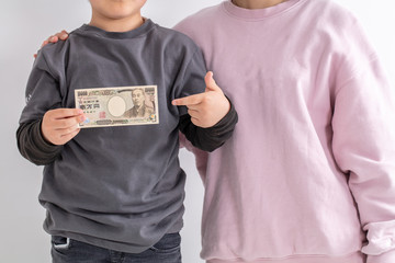 親子でお母さんと男の子が一万円持っている　シングルマザー　money...