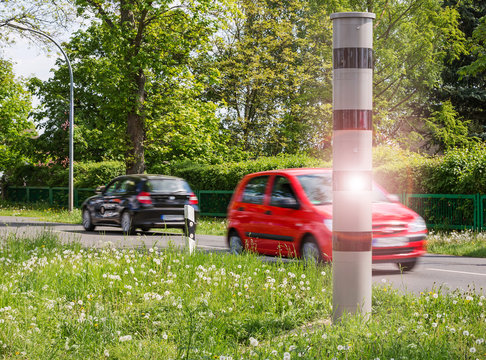Auto f&auml;hrt zu schnell und wird geblitzt