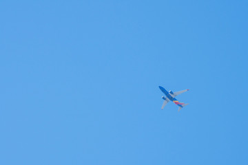 Fototapeta na wymiar airplane flying in the sky of San Diego (USA)