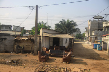 ubogie prowizoryczne domy na przedmieściach w afryce - obrazy, fototapety, plakaty