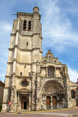 Fototapeta na wymiar Tonnerre. Façade de l'église Notre-Dame. Yonne. Bourgogne-Franche-Comté 