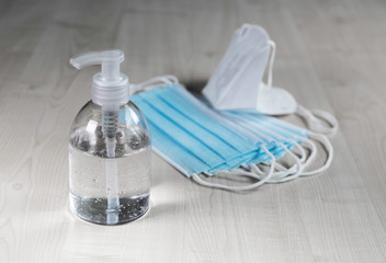 Gel désinfectant hydroalcoolic et masques chirurgicaux de protection. Kit de protection dans le...
