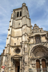 Fototapeta na wymiar Tonnerre. Façade de l'église Notre-Dame. Yonne. Bourgogne-Franche-Comté 