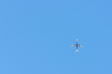 Fototapeta na wymiar airplane flying in the sky of San Diego (USA)