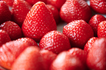 Frische rote Erdbeeren auf einem Teller