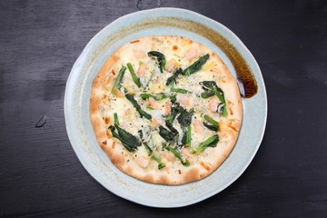 海老と菜の花のピザ