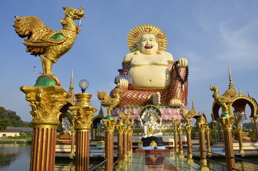 Kolorowy posąg wielkiego buddy w Tajlandii na wyspie ko Samui