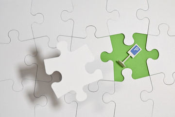 Obraz premium Puzzle casse tete complication piece assemblage environnement traffic parking