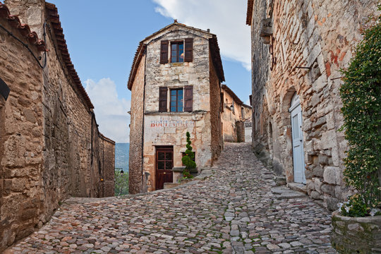 Fototapeta Lacoste, Vaucluse, Provence-Alpes-Cote d'Azur, France: view of the old town of the ancient village in the nature park of Luberon