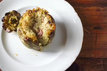 Pimientos rellenos de arroz y carne de ternera con especias al horno. Plato típico de la dieta mediterránea, comida española