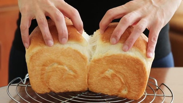 自宅でパン作り　山食　焼きたてのパンを半分に割る様子