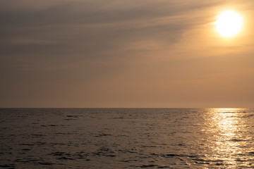 Fototapeta premium Zachodzące słońce nad oceanem. Piękne niebo. Linia horyzontu.
