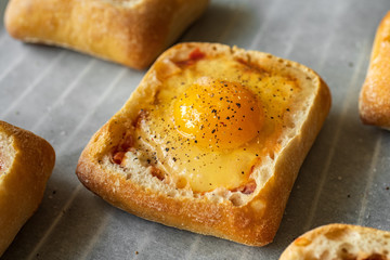 Jajko zapiekane w chlebie, przekąska, śniadanie © piotrszczepanek