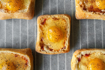 Jajko zapiekane w chlebie, przekąska, śniadanie © piotrszczepanek