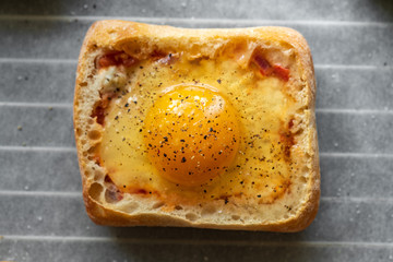 Jajko zapiekane w chlebie, przekąska, śniadanie © piotrszczepanek