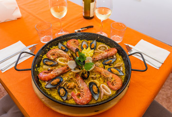 Paella española en plato sobre mesa