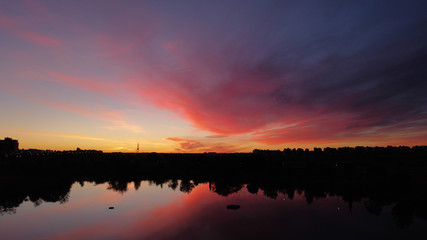 wschód słońce jezioro kolory odblaski odbicia purpura
