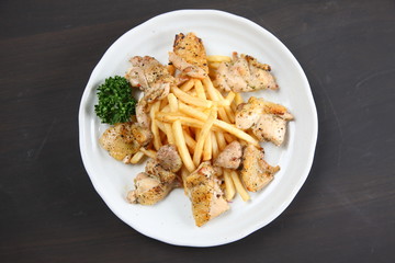 鶏ももバジル焼きフライドポテト添え