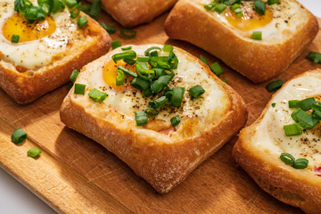 Jajko zapiekane w chlebie, przekąska, śniadanie © piotrszczepanek
