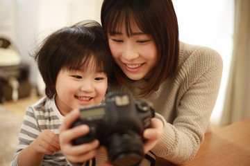 撮影した画像を見る親子