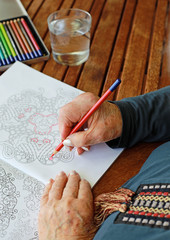 mano de persona mayor dibujando con lápiz de color 4M0A0792-as20