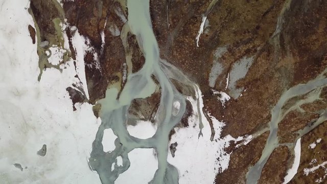 Vid&eacute;o drone originale sans modification et sans son avec une vue verticale sur le lac glaciaire de Moiry en Suisse en Valais central