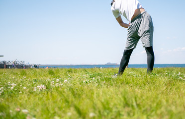 脇のストレッチをする人