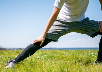 足のストレッチをする人