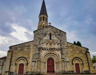 Fototapeta na wymiar Fachada Iglesia de Saint-Jean d Estampes en La Bredé