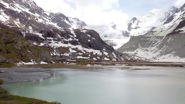 Vid&eacute;o drone originale sans modification et sans son d'un d&eacute;collage de drone sur le lac glaciaire de Moiry en Suisse en Valais central