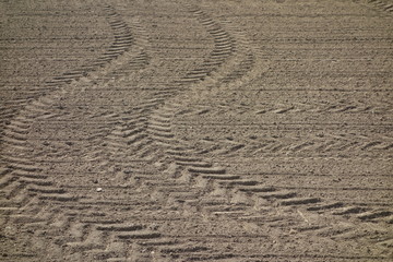 Traktorspur im Boden eines Ackers - Landwirtschaft
