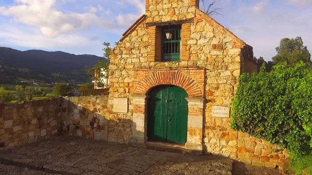 Ermita de Santa B&aacute;rbara Monta&ntilde;as altas de figuras miticas, arboles y un cielo claro todo en Tabio