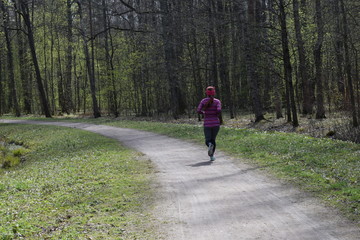 Obraz premium young woman walking in the park