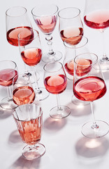 verschiedene Weingläser mit Rosewein isoliert