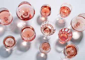verschiedene Weingläser mit Rosewein isoliert