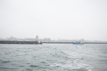 Fototapeta premium boat entering harbour 