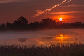 Wschód słońca nad stawem © Jerzy