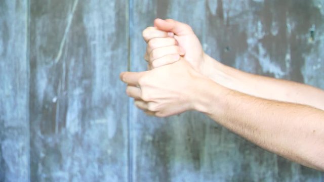 Une des 5 mani&egrave;re pour se laver les mains du coronavirus par d&eacute;sinfection  en pulv&eacute;risant du gel hydroalcoolique, sur un fond en bois bleu.
