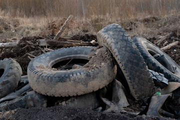 Fototapeta na wymiar A large number of truck tires are in the heap. Some wheels are dirty