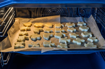 Cookies with figures in an electric oven	
