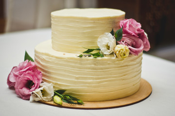 Obraz na płótnie Canvas Wedding day details cake flowers bouquet rings 