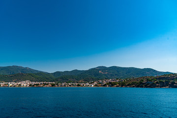 Obraz premium View of the rocky shore from the ship