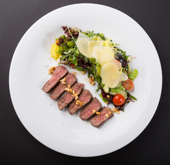 Grilled roast beef salad with parmesan cheese