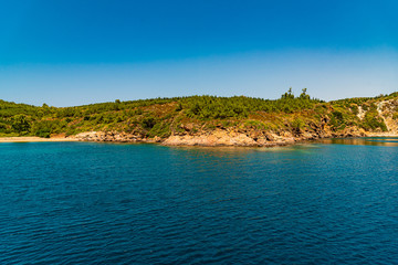 Obraz premium View of the rocky shore from the ship