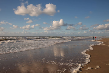 Nordsee mit Wellen und Spiegelungen am Strand