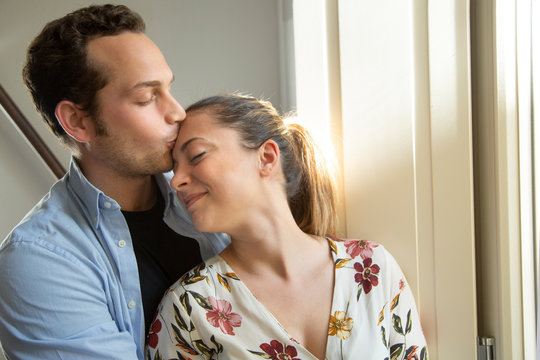 scena romantica tra due innamorati nella loro casa in cui convivono